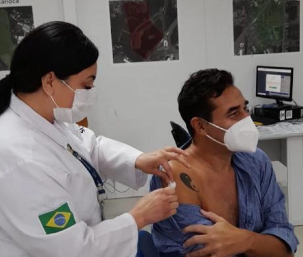 Luciano Szafir toma 1ª dose da vacina após cirurgia e UTI devido à Covid