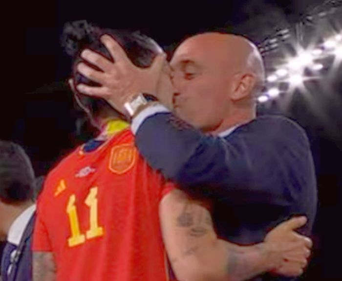 Fifa suspende cartola espanhol por beijo em jogadora campeã do mundo