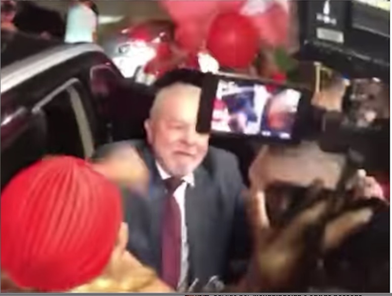 Lula é ovacionado ao sair da Globo após entrevista do JN