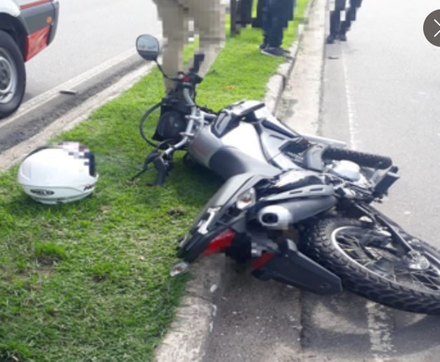 Homem fica ferido em acidente entre carro e moto em avenida de Manaus