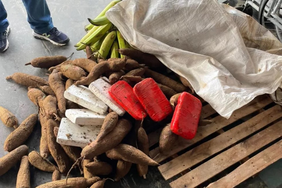 Saco de macaxeira recheado com drogas é apreendido em barco no Amazonas