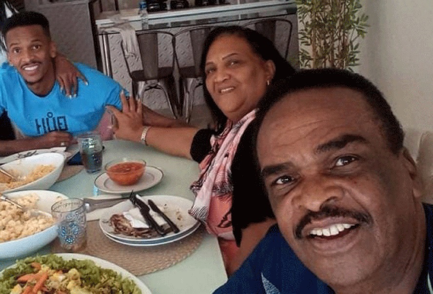 Mãe desmente Jô e revela que jogador prometeu castigá-la por conhecer o neto