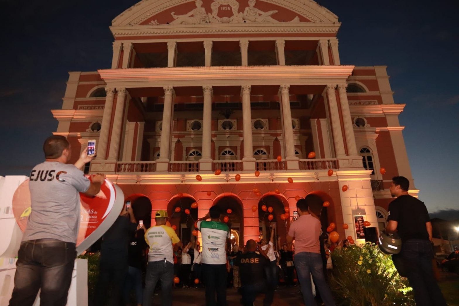 Teatro Amazonas recebe iluminação laranja em ato público de combate ao abuso sexual infantil