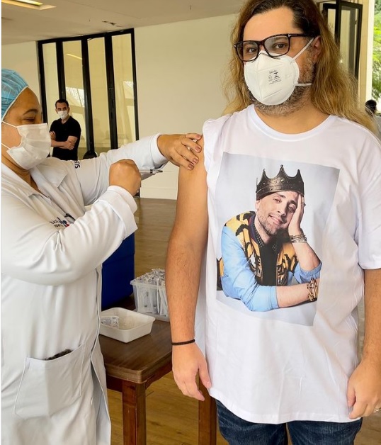 Majella se vacina contra Covid-19 e faz homenagem emocionante a Paulo Gustavo