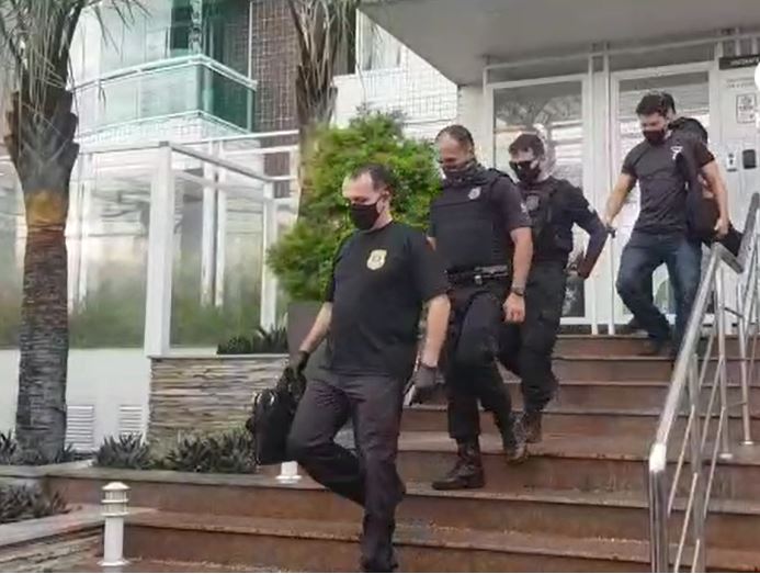 PF deixa condomínio com malotes de documentos apreendidos em Manaus