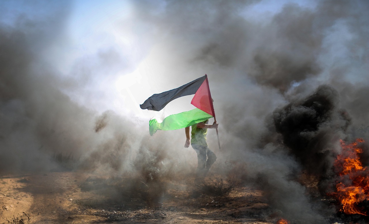 Em meio a negociações de cessar-fogo, ataque israelense mata jornalistas e civis em Gaza