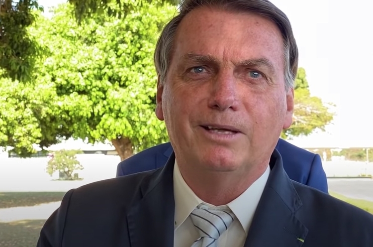 Bolsonaro critica lockdown em dia com recorde de mortes por Covid