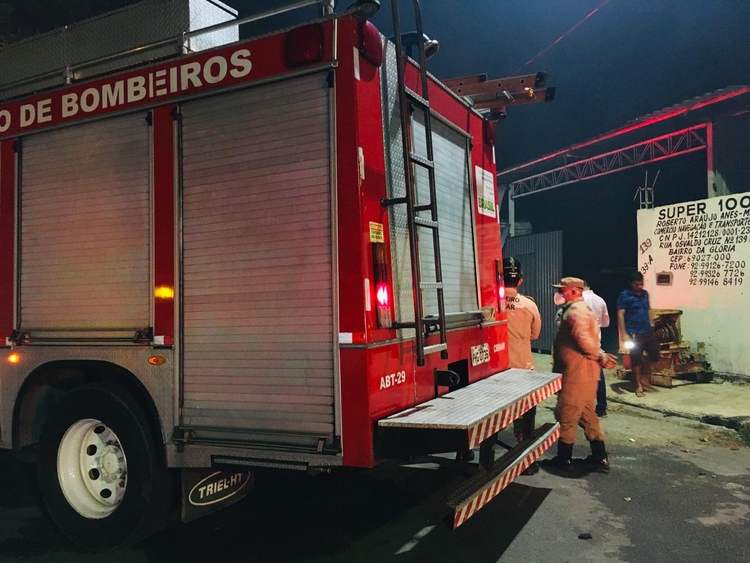 Bombeiros fazem resgate de homem que recebeu descarga elétrica em Manaus