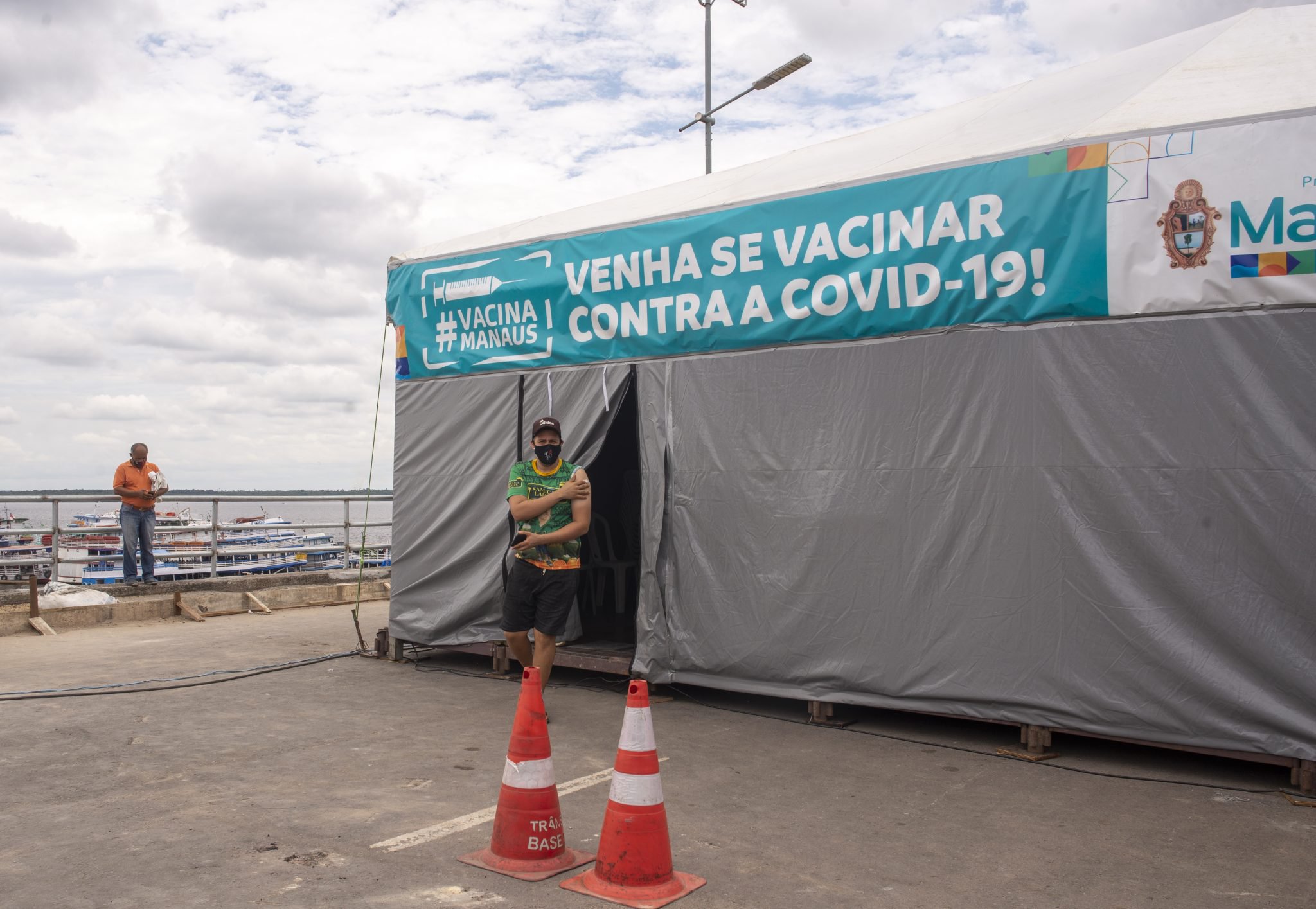Vacinação no UAI shopping e Manaus Moderna é suspensa devido temporal  