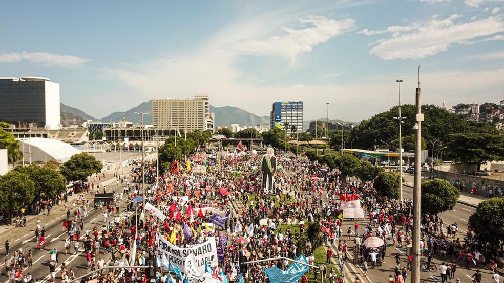 Manifestantes gritam 'fora Bolsonaro' em protestos pelo Brasil