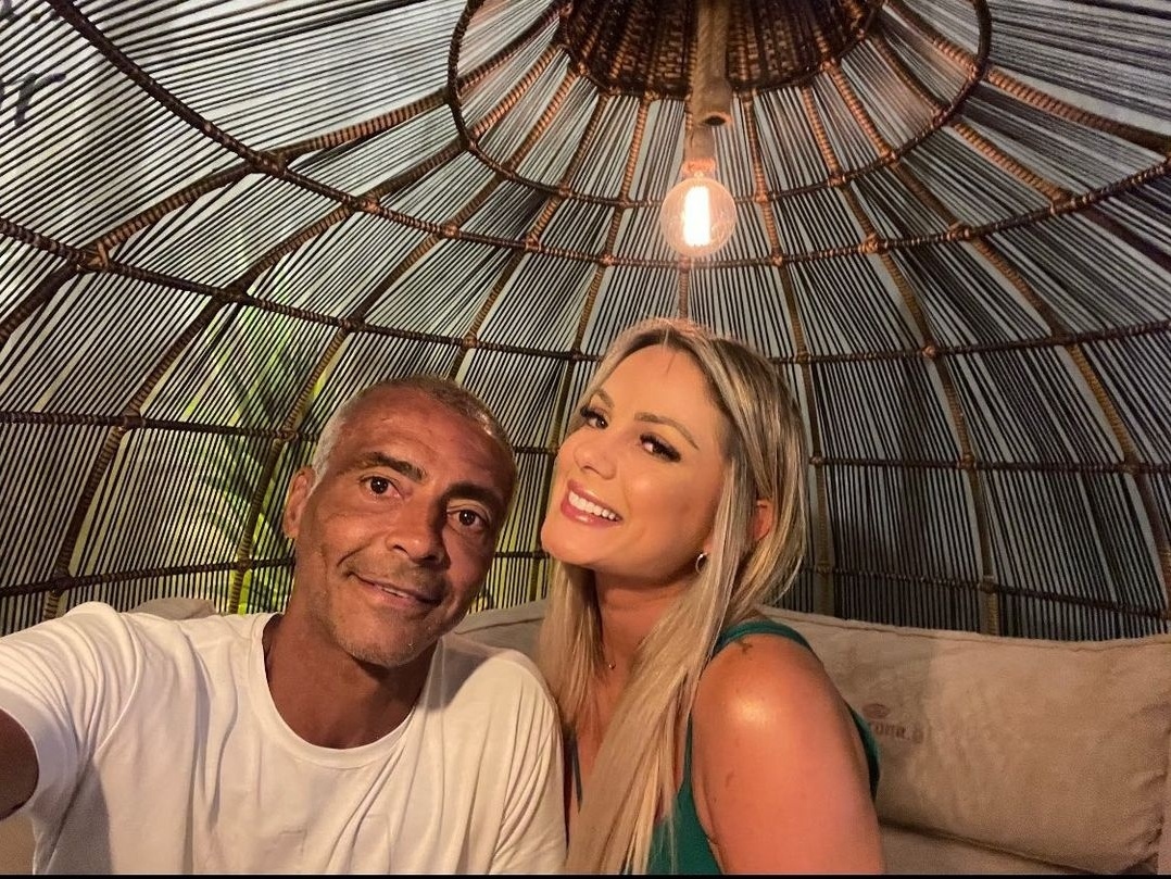 Influencer terminou com Romário após descobrir que ex-jogador tinha outras namoradas 