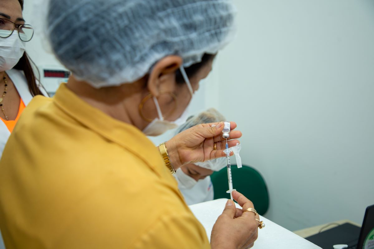 Manaus vacina idosos com a bivalente na FUnATI