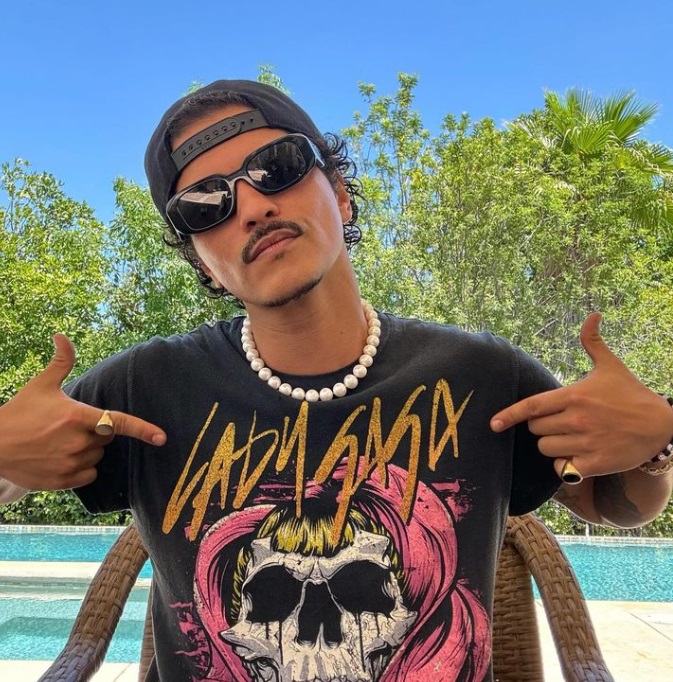 Bruno Mars confirma fim do namoro de 13 anos durante show em SP: "Tô facinho"