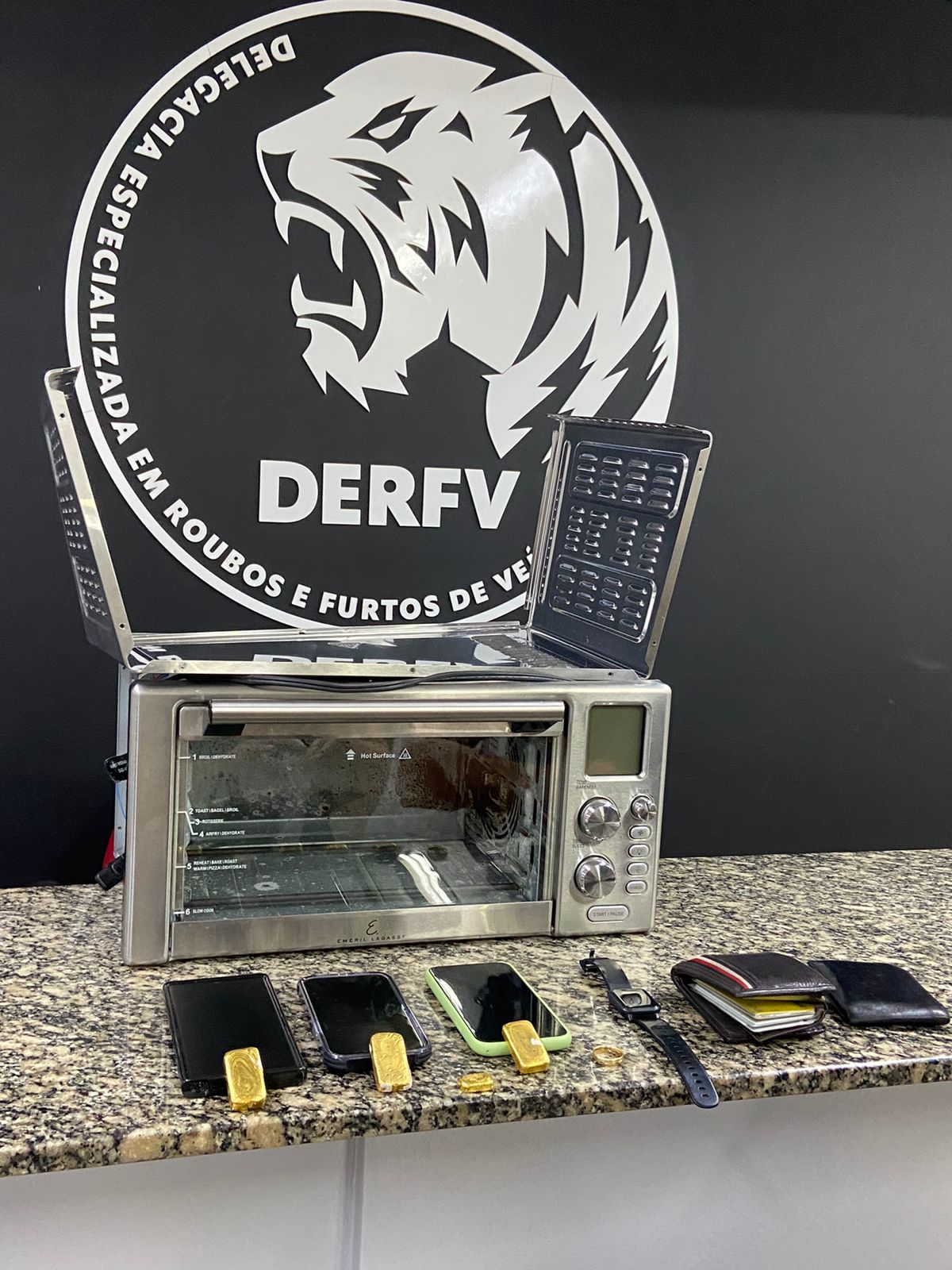 Dupla é presa com ouro escondido em forno elétrico a caminho de porto em Manaus