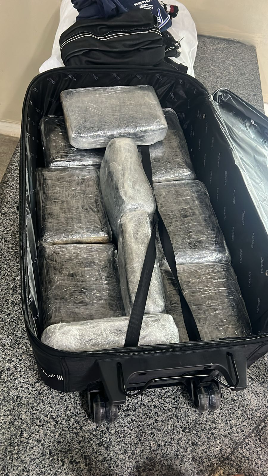 Mulher é detida com 10 tabletes de maconha em aeroporto no Amazonas