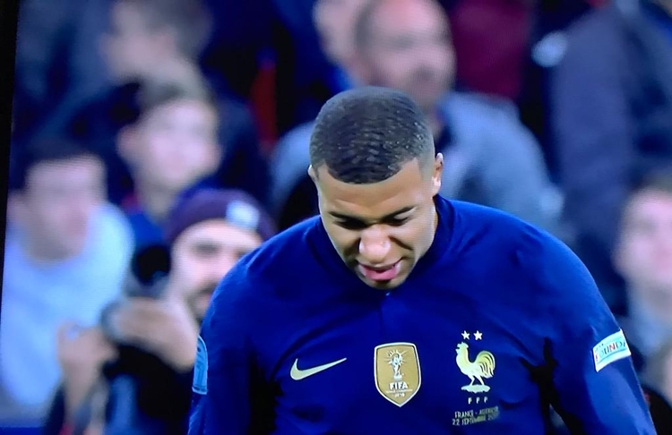 Técnico do PSG diz que time melhorou após saída de Mbappé