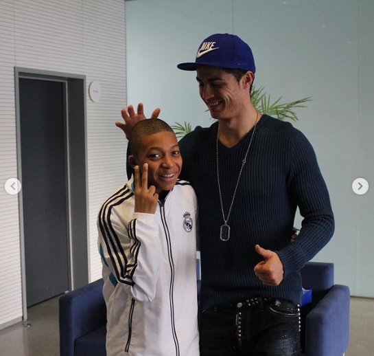 Anunciado pelo Real Madrid, Mbappé relembra foto com Cristiano Ronaldo e diz estar no clube dos sonhos 