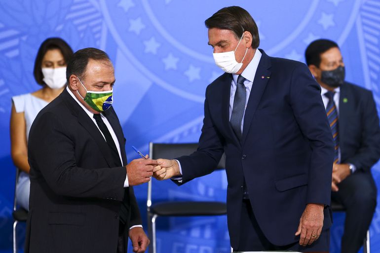 Com colapso na saúde, Bolsonaro se reúne com Pazuello em Brasília