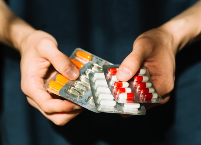 Dupla é presa por vender medicamentos controlados de forma clandestina em Manaus