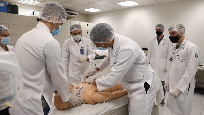 Novos cursos de medicina que não seguem o ‘Mais Médicos’ serão barrados pelo MEC