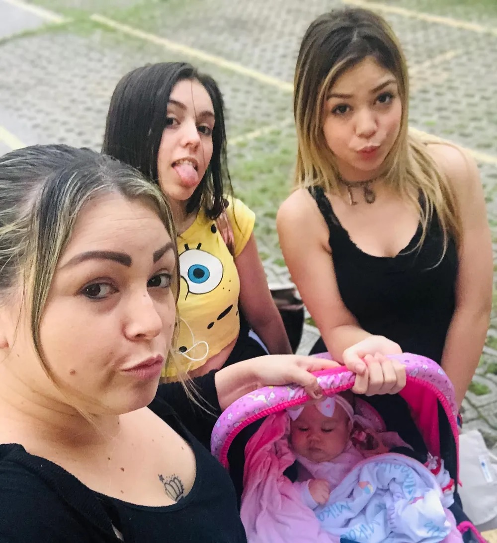 Mãe de MC Melody e Bella Angel diz que é impedida de ver a filha após cirurgia