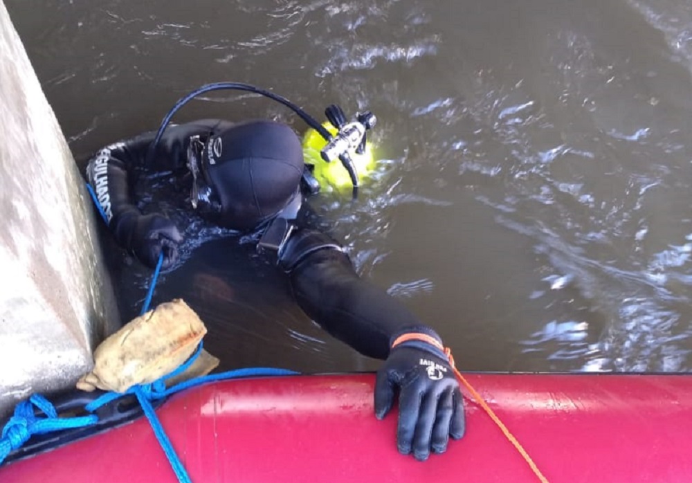 Mãe é suspeita de jogar filho desmaiado em rio; mergulhadores procuram corpo