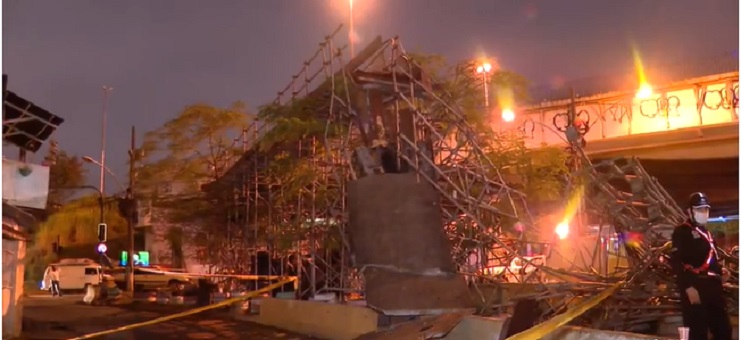 Caminhão derruba passarela sobre linha de metrô no Rio de Janeiro