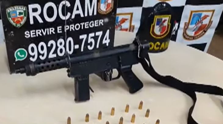 Membro de grupo criminoso é preso com metralhadora em beco de Manaus
