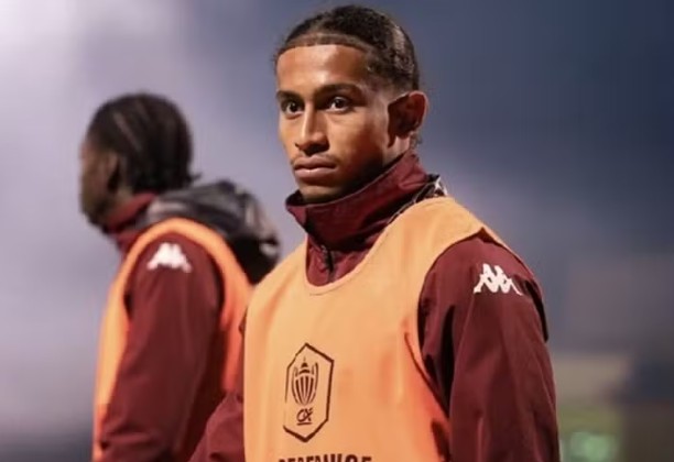 Jogador do Metz teve 30% do corpo queimado ao salvar namorada de incêndio na Suíça