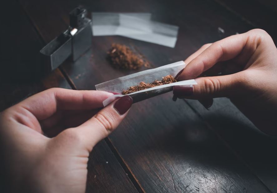 Uso de maconha aumenta riscos de complicações e morte em cirurgias simples