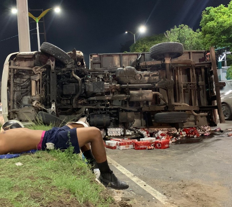Caminhão desgovernado capota na Avenida Cosme Ferreira