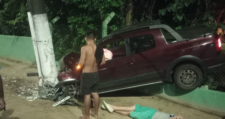Motorista fica ferido após picape invadir calçada e atingir poste no São Jorge