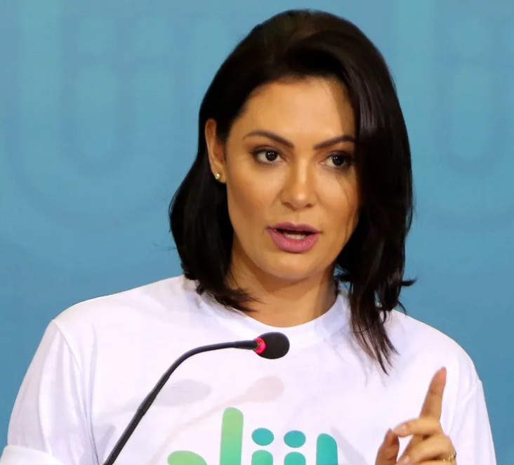 "Penso diferente e tenho direito de me expressar", diz Michelle sobre polêmica com enteados e deputado