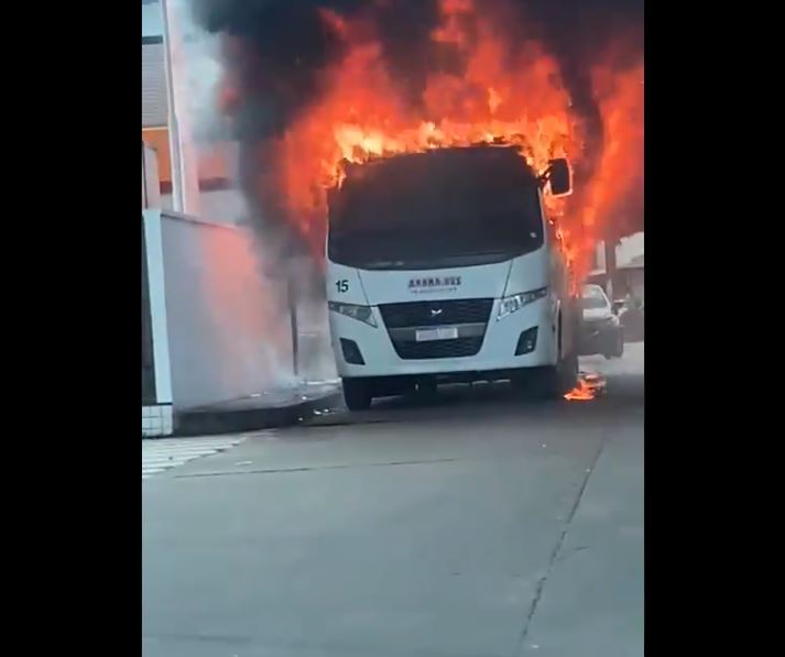Integrantes de facção ignoram PM e incendeiam micro-ônibus em Manaus