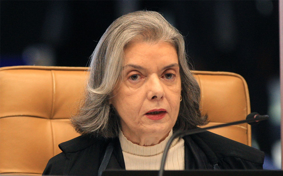 Prestigiada por autoridades, Cármen Lúcia assume TSE