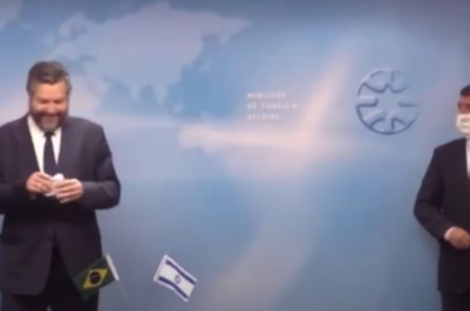 Sem máscara, Ernesto Araújo leva 'puxão de orelha' em evento em Israel 