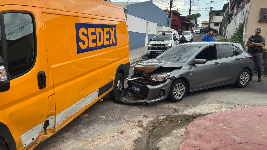 Colisão entre carro e van deixa motorista ferido no Japiim