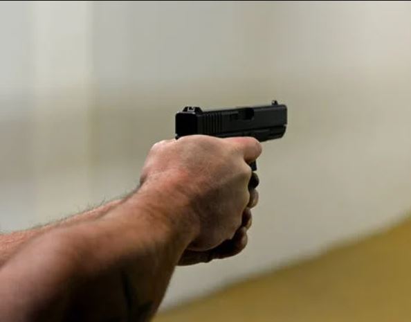 Homem morre após ser baleado na garagem de casa durante guerra do tráfico em Manaus