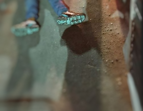 Pistoleiro criva jovem de balas no meio da rua em Manaus