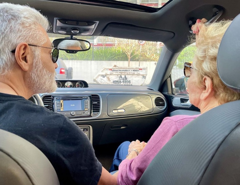 Glória Menezes faz passeio de carro com Tarcísio Filho: ‘amenizar a dor'