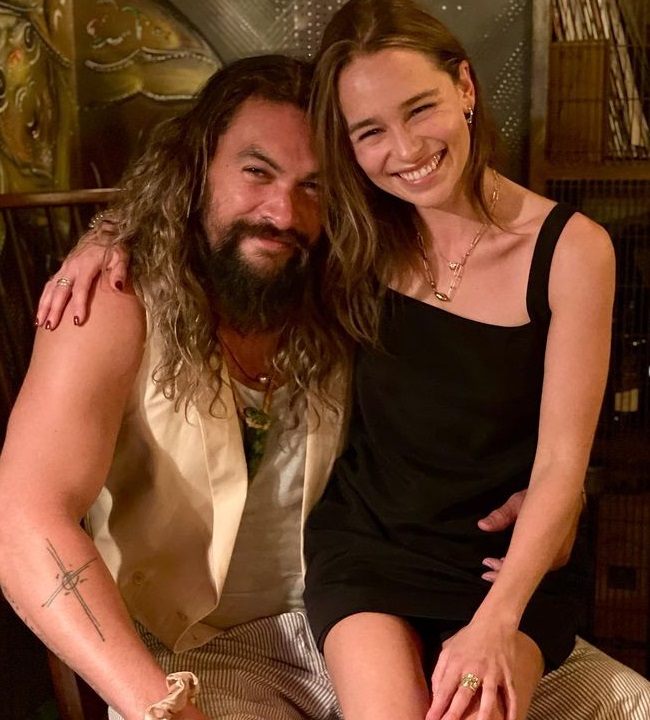 Emília Clarke surge sentada no colo de Jason Momoa, seu par em Game of Thrones