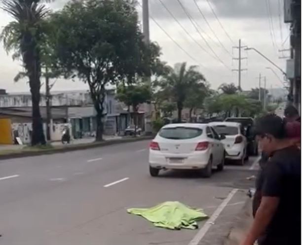 Motorista atropela venezuelana e foge na Av. Autaz Mirim; vítima não resistiu