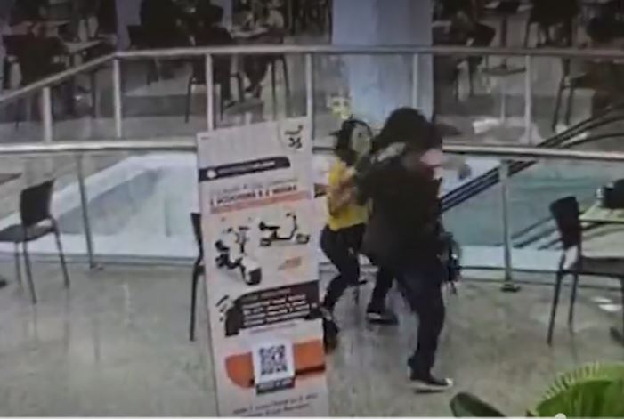 Vídeo: Jovem assassina estudante a facadas dentro de shopping