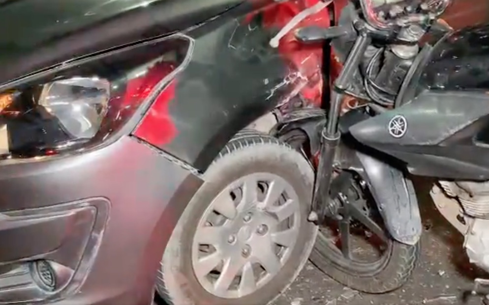 Motociclista é arremessado após ser atingido por carro em Manaus