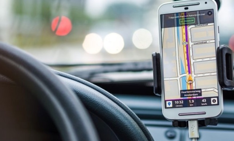 Adolescente diz ter sido estuprada após desmaiar em carro de aplicativo