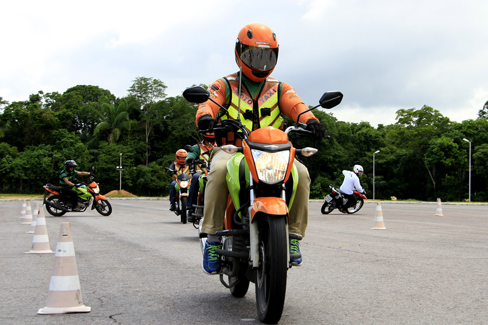 Mototaxistas e motofretistas terão direito a cursos gratuitos no Detran no Amazonas