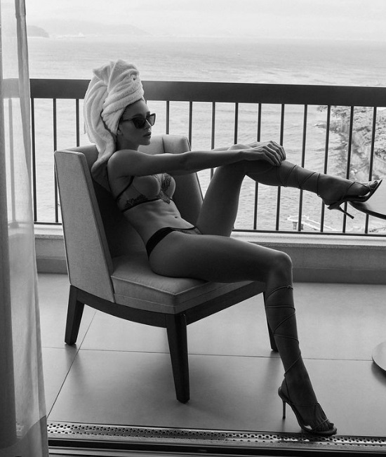 Marina Ruy Barbosa sensualiza em foto sarada de calcinha, sutiã e salto alto