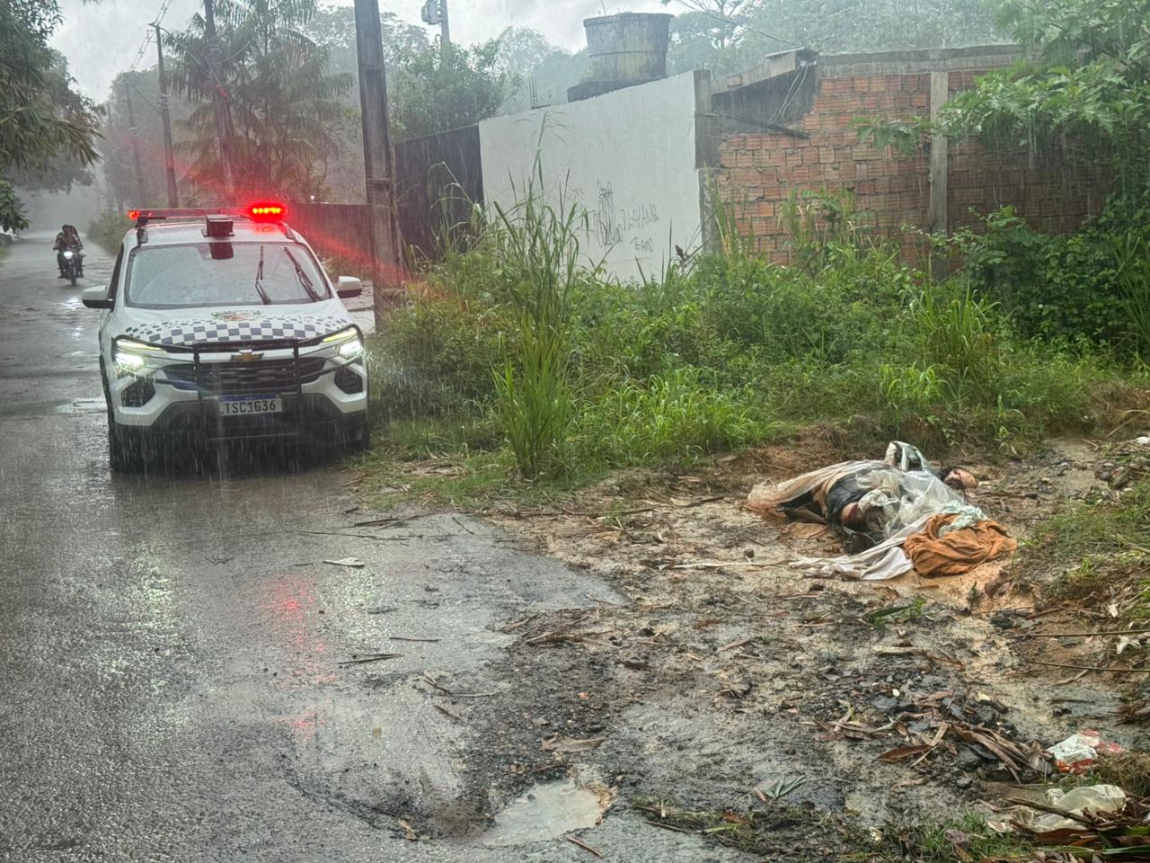 Cabeça de homem e corpo embalado são encontrados em rua no Tarumã