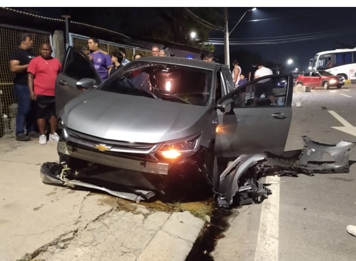 Carro fica destruído após motorista bêbado colidir com 'dente de dragão' na Avenida das Torres