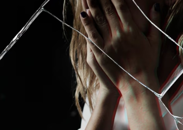 Homem é preso após enforcar e cuspir no rosto da esposa no Nova Cidade